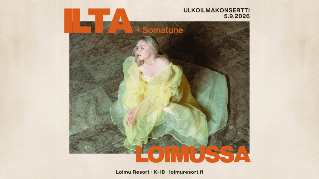 Nainen istuu Loimu Resortin tapahtumassa, iltavalaistuksessa.